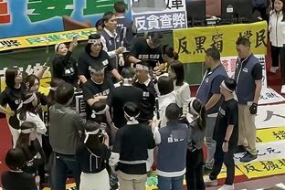 直红！山东泰山教练组成员场边与边裁发生冲突，吃到红牌！